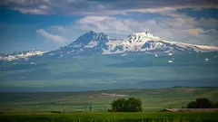 アルメニアには、車が自力で坂道を登っていく場所がある。科学者たちは今もその原因について議論を続けている