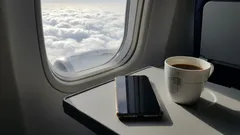 なぜ飛行機内では機内モードをオンにする必要があるのか、またその指示を無視するとどのような事態を招く可能性があるのか
